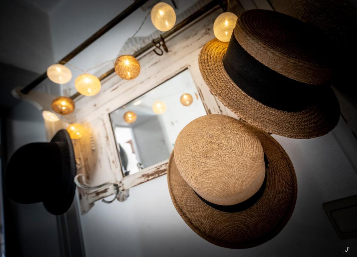 Les 3 Chapeaux Dinant 6P Les Canotiers 4P Avec Terrasse Le Melon 2P Sans Terrasse Exterior photo